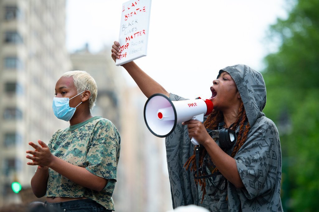 Des manifestants à New York protestent contre le racisme et les violences policières à la suite de la mort de George Floyd.